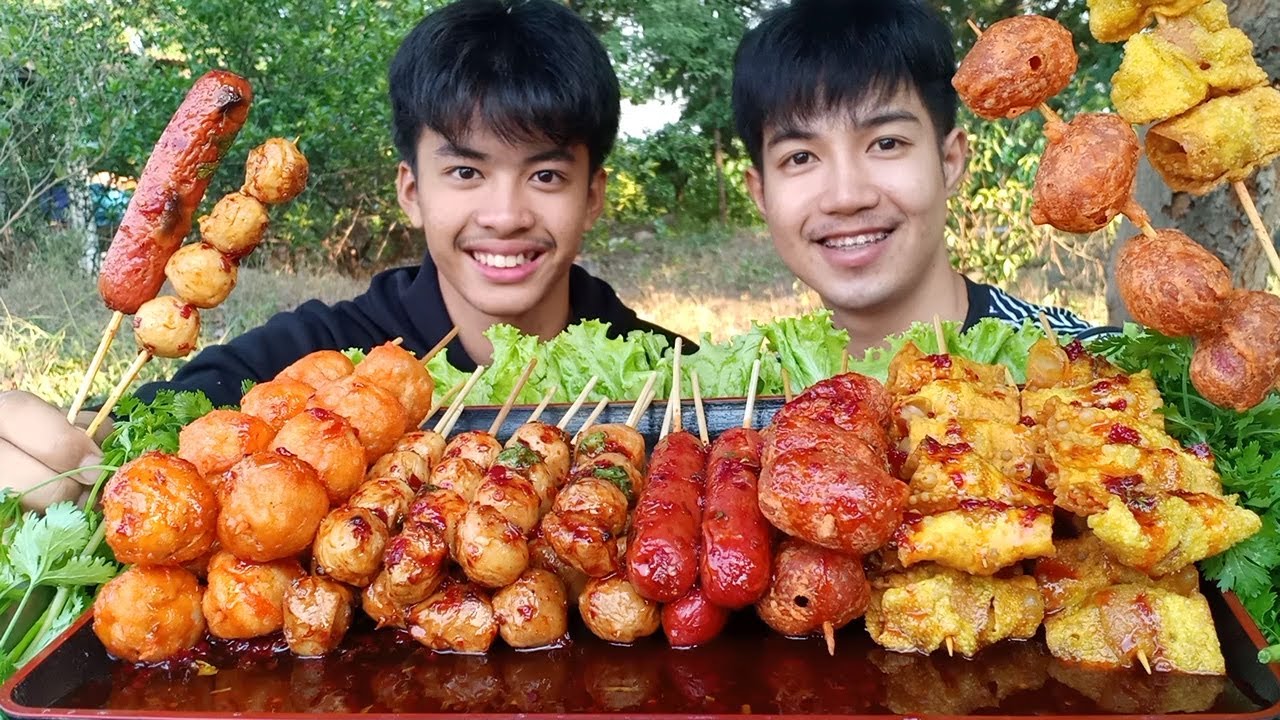 ไส้กรอกลูกชิ้นทอด ราดนํ้าจิ้มพริกเผ็ดแบบเข้มข้น มากินด้วยกันนะครับ.