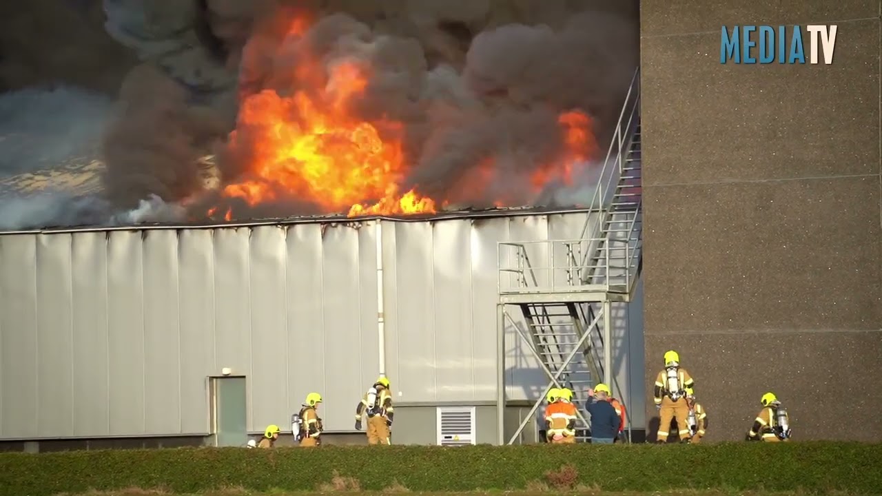 Veel rook bij zeer grote brand bij bedrijf Oudelandsedijk Nieuwe-Tonge