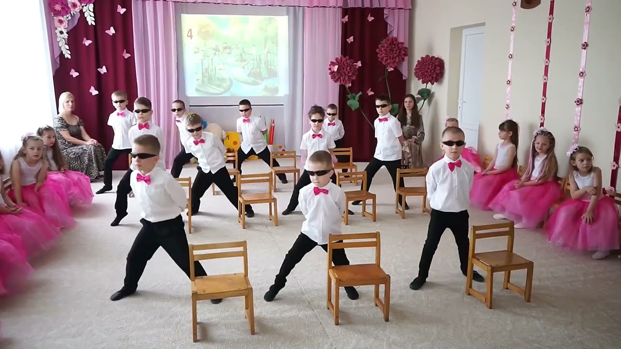 Танець хлопчиків із стільцями.  ДНЗ1 
