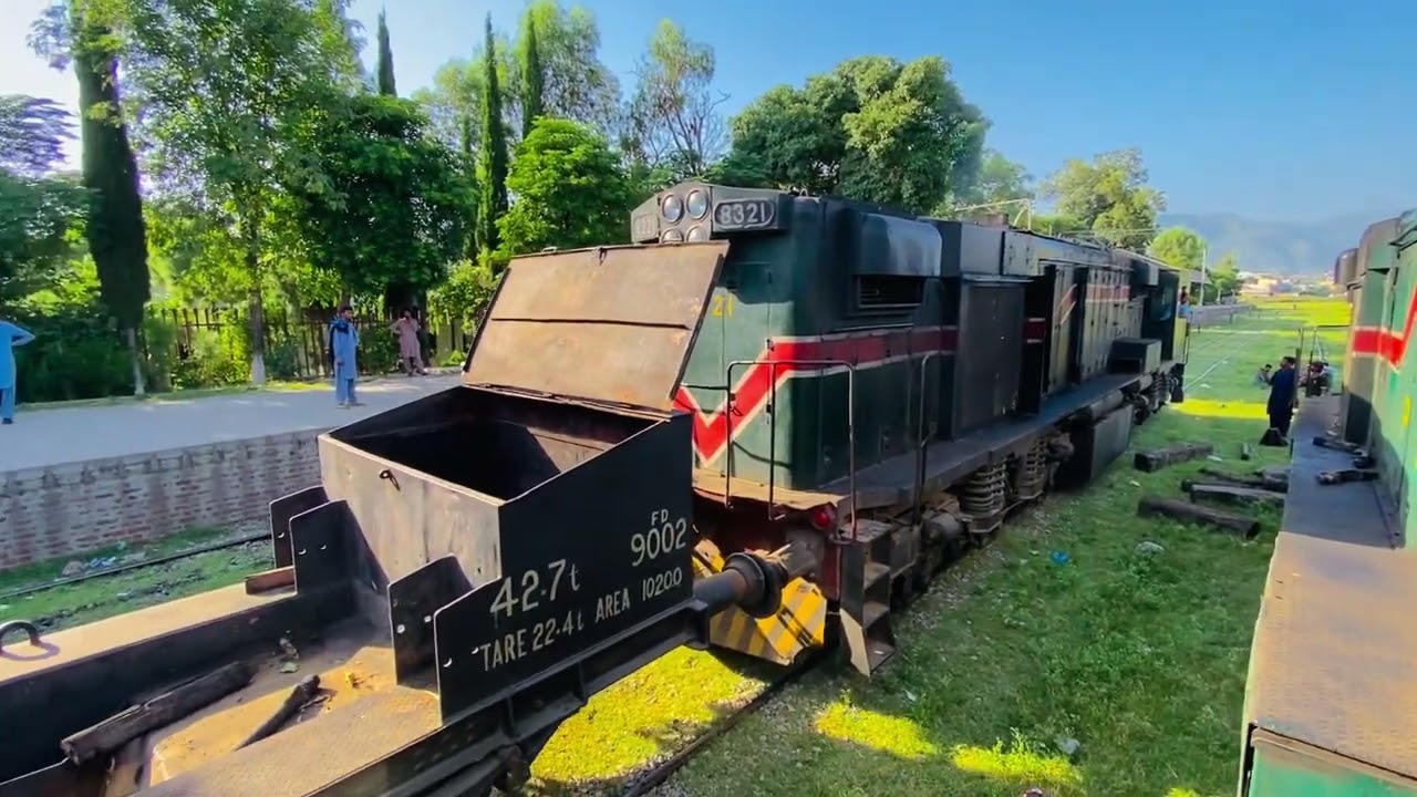 Assalamu Alaikum friends, today we will show you live from Haveliyan how the engine is derailed. 
