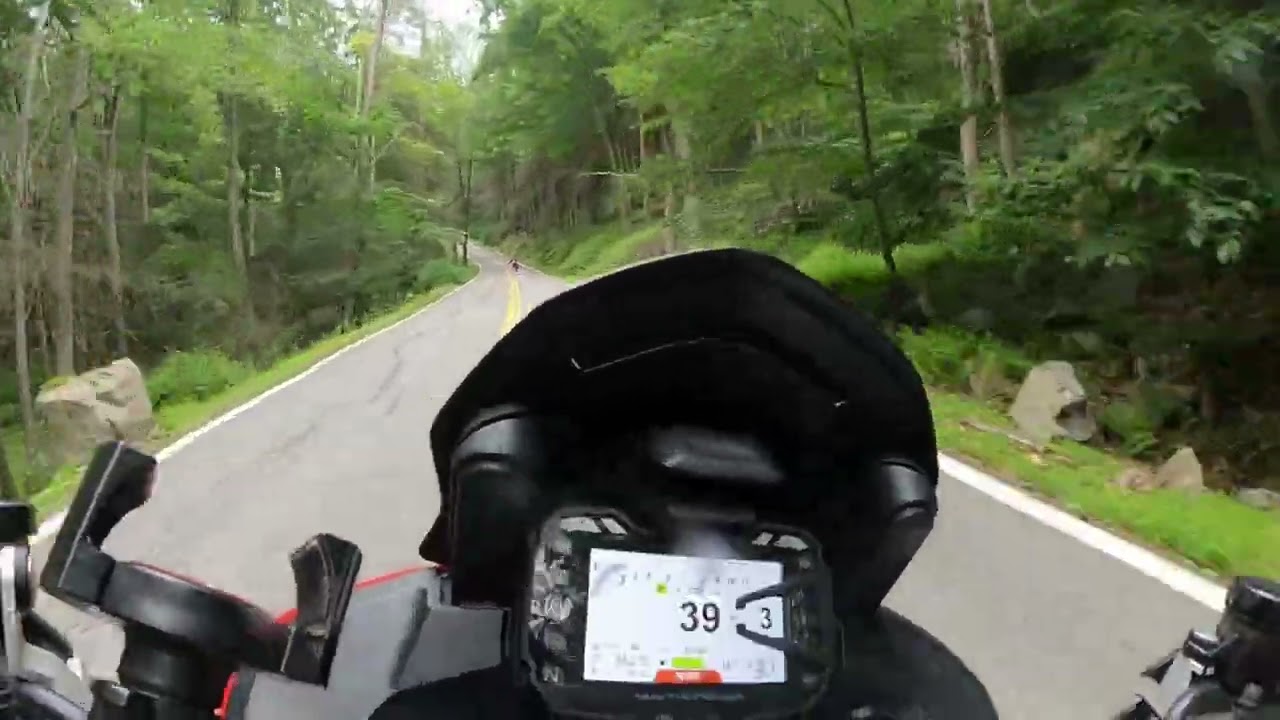 1260 Ducati Pikes Peak vs. Aprilia Tuono