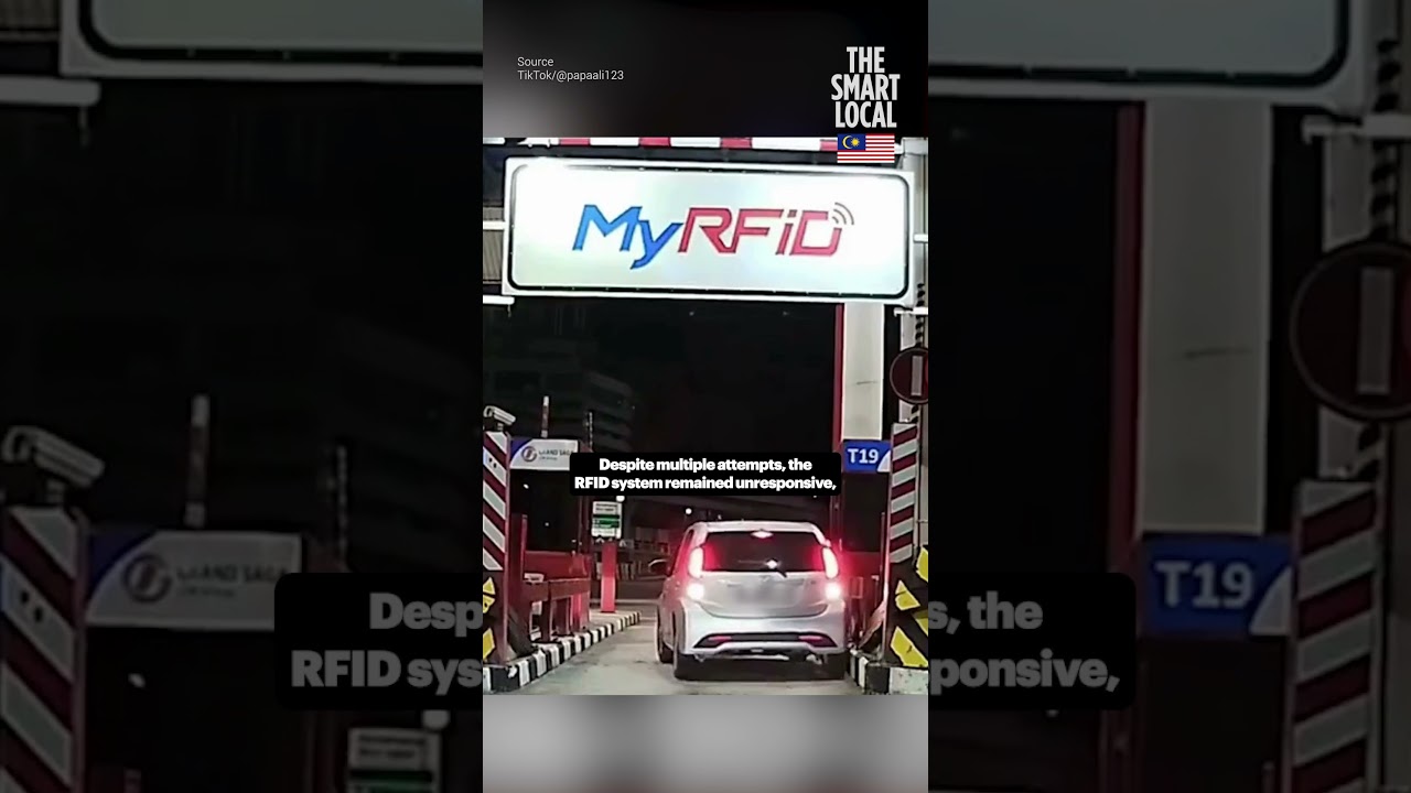 FRUSTRATED MYVI DRIVER RAMS THROUGH TOLL GATE AFTER RFID FAILURE #news #malaysia #myvi #rfid
