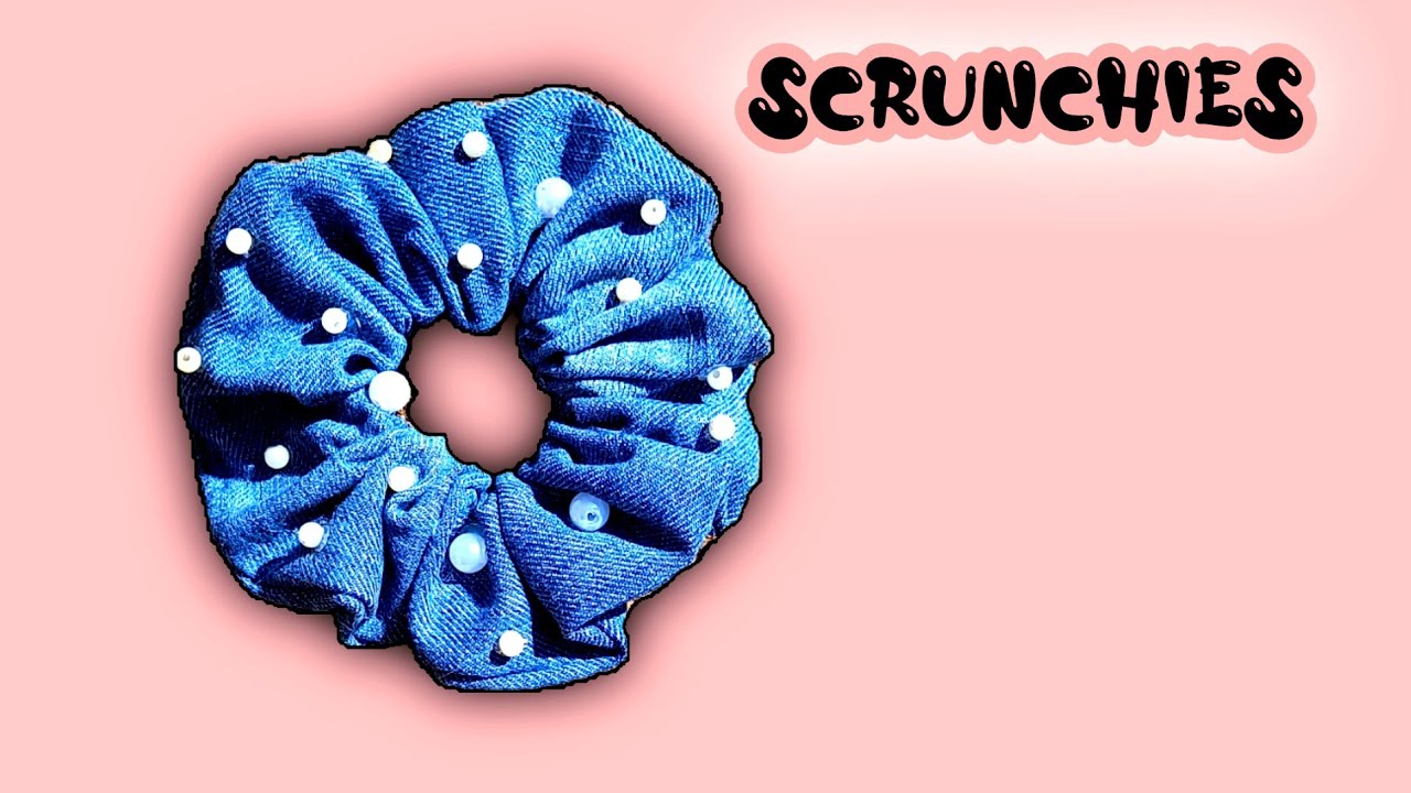 Diy 💡 fiz scrunchies usando jeans e pérolas /tutorial   Costura e customização #passoapasso #jeans 