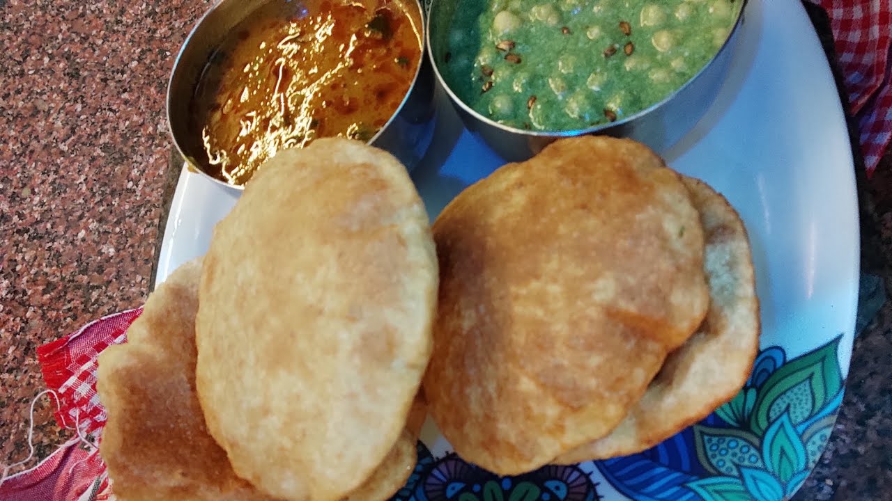 ✨ :गरमा-गरम पूरी के साथ मसालेदार आलू की सब्ज़ी और ठंडा पालक रायता – 