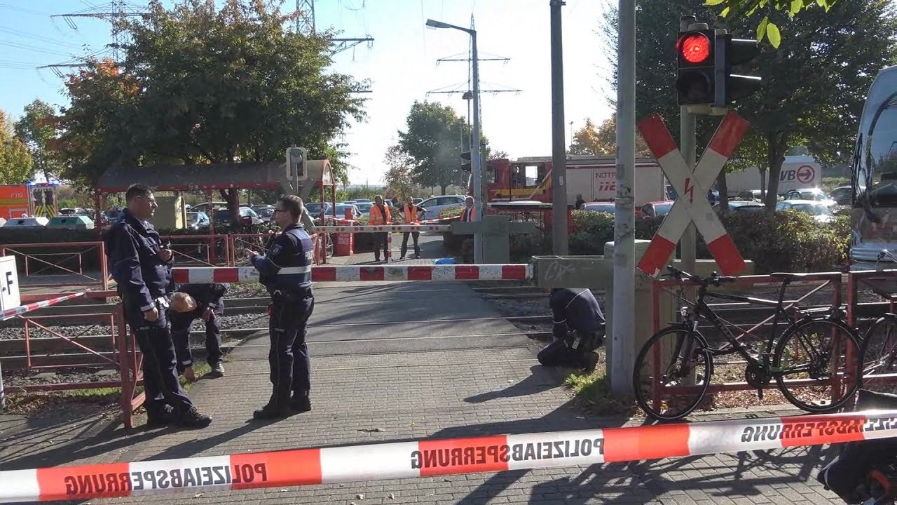 22-jähriger unter Bahnschranke gelaufen - Von Fahrschulbahn erfasst in Hürth am 10.10.18 + O-Ton