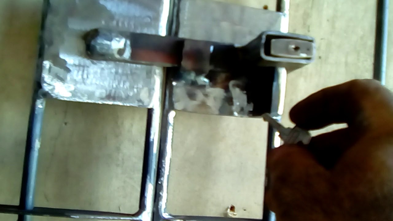 Fechadura com cadeado protegido instalada no portão