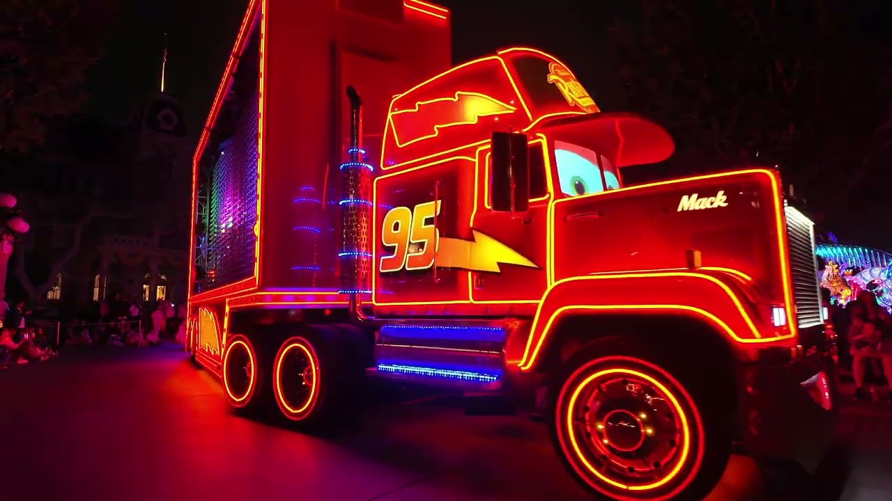 Paint the night parade 2/9/26 #Disneylandresort #parade #paintthenight 