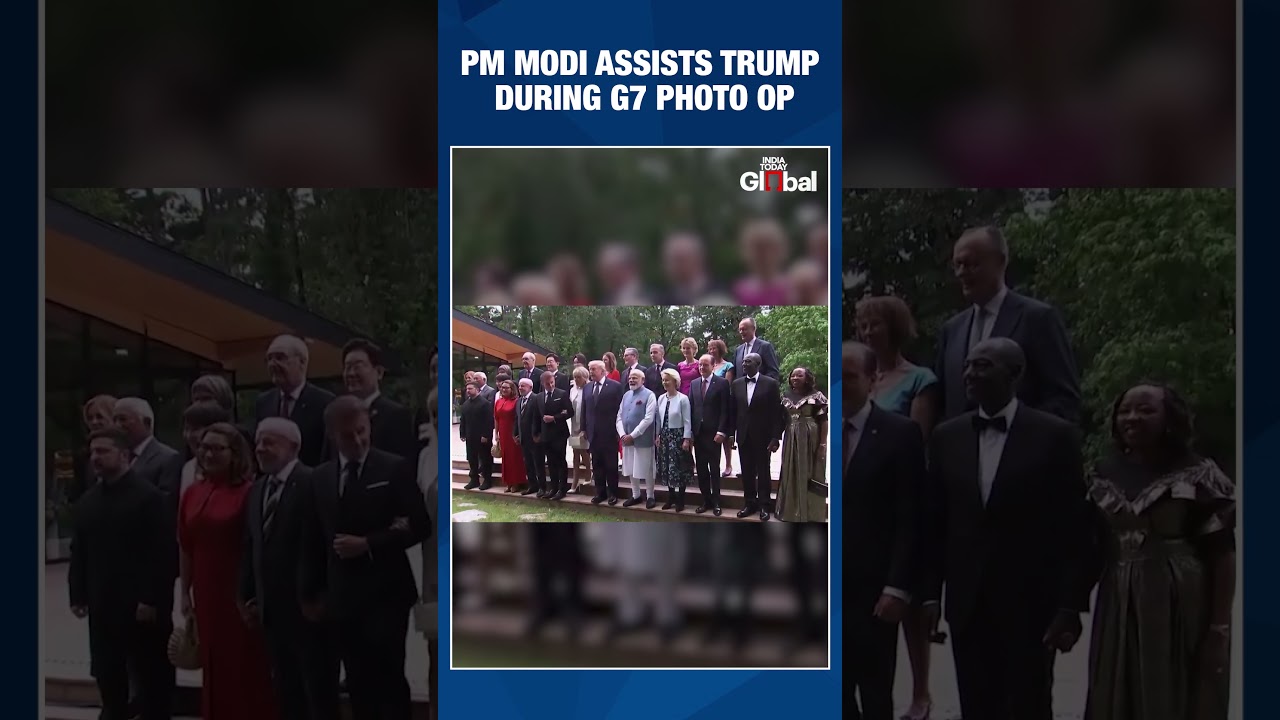 Премьер-министр Нарендра Моди помогает президенту Дональду Трампу во время фотосессии лидеров G7