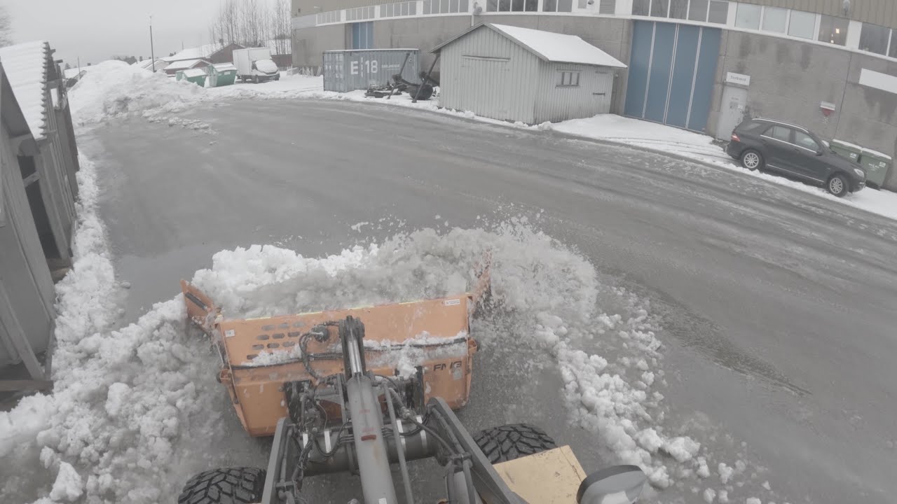 Plowing SUPER hevy wet snow in parking space in Norway