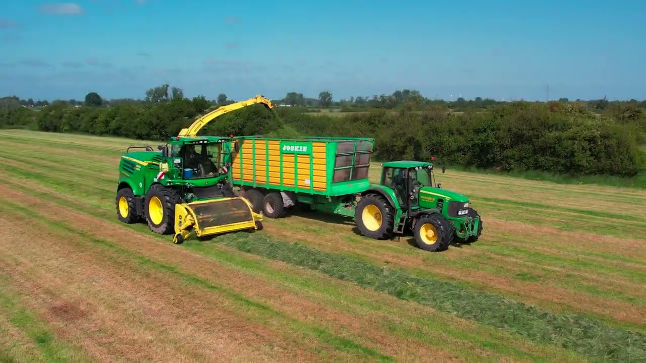 John Deere 8600i Häcksler mit John Deere 6R 175 und John Deere 7530 vom LU Nielen beim Gras häckseln