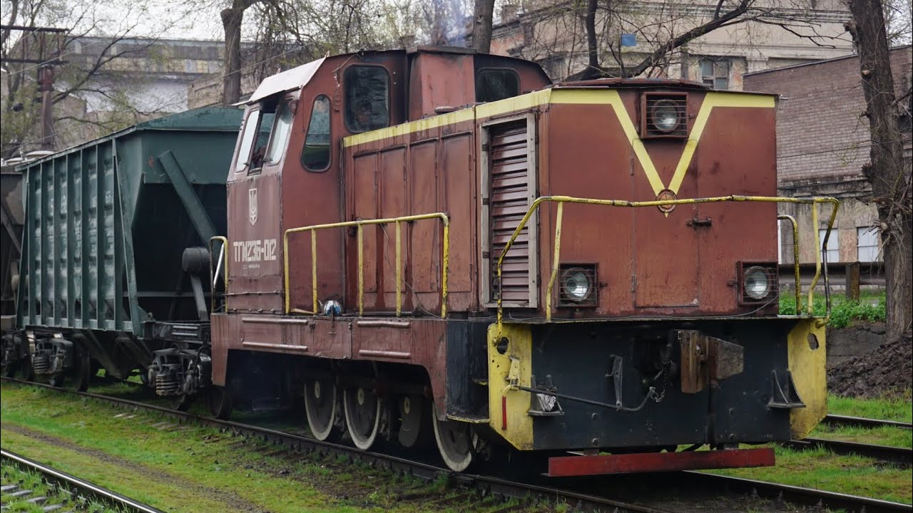 По промзоне за управлением тепловоза ТГМ23Б 