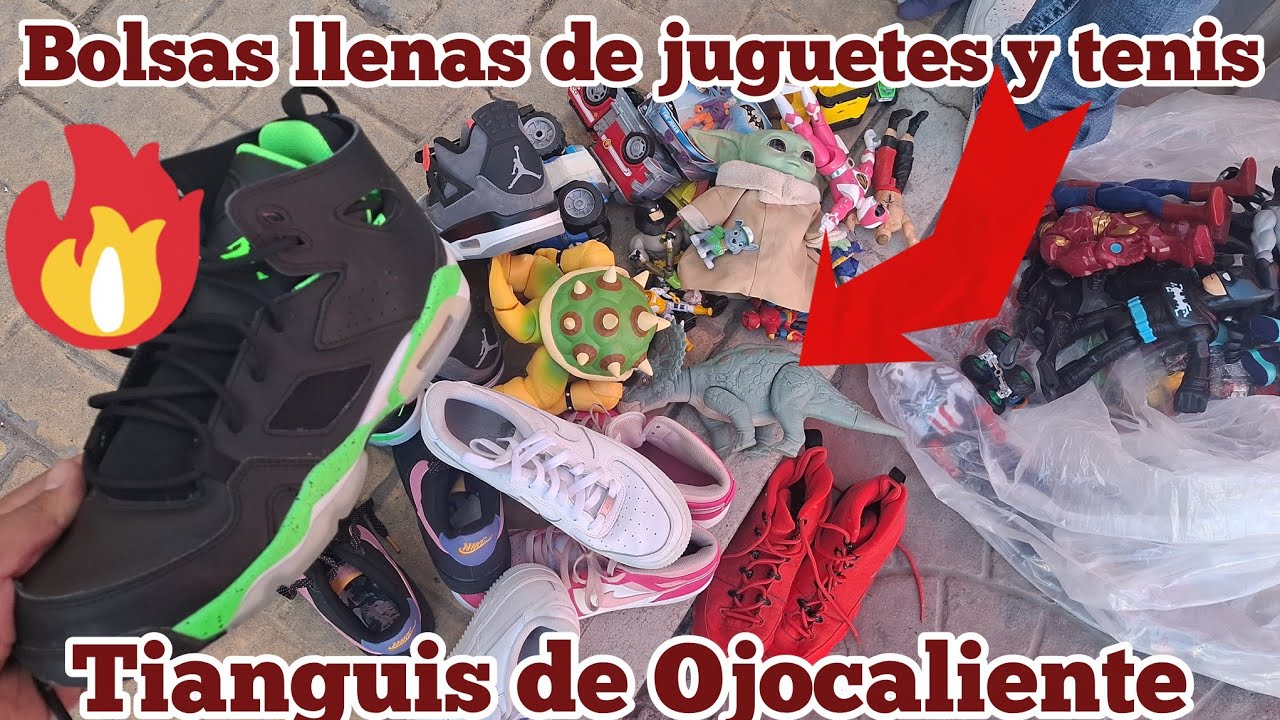 Bolsas llenas de #juguetes y de #tenis  en el tianguis de Ojocaliente, Zacatecas