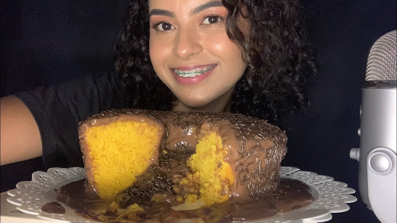 ASMR MUKBANG- COMENDO BOLO DE CENOURA 🥕 Com muito brigadeiro 🥰🍫