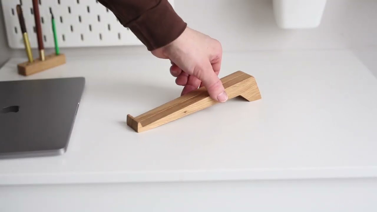 CLASSIC | Wood laptop stand.