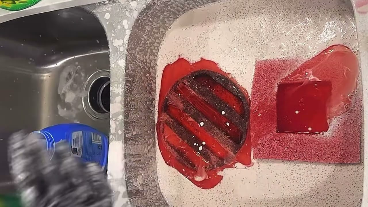 Огромный переизбыток стирального порошка. Пена просто зашкаливает, это так приятно! @sammipaste #...