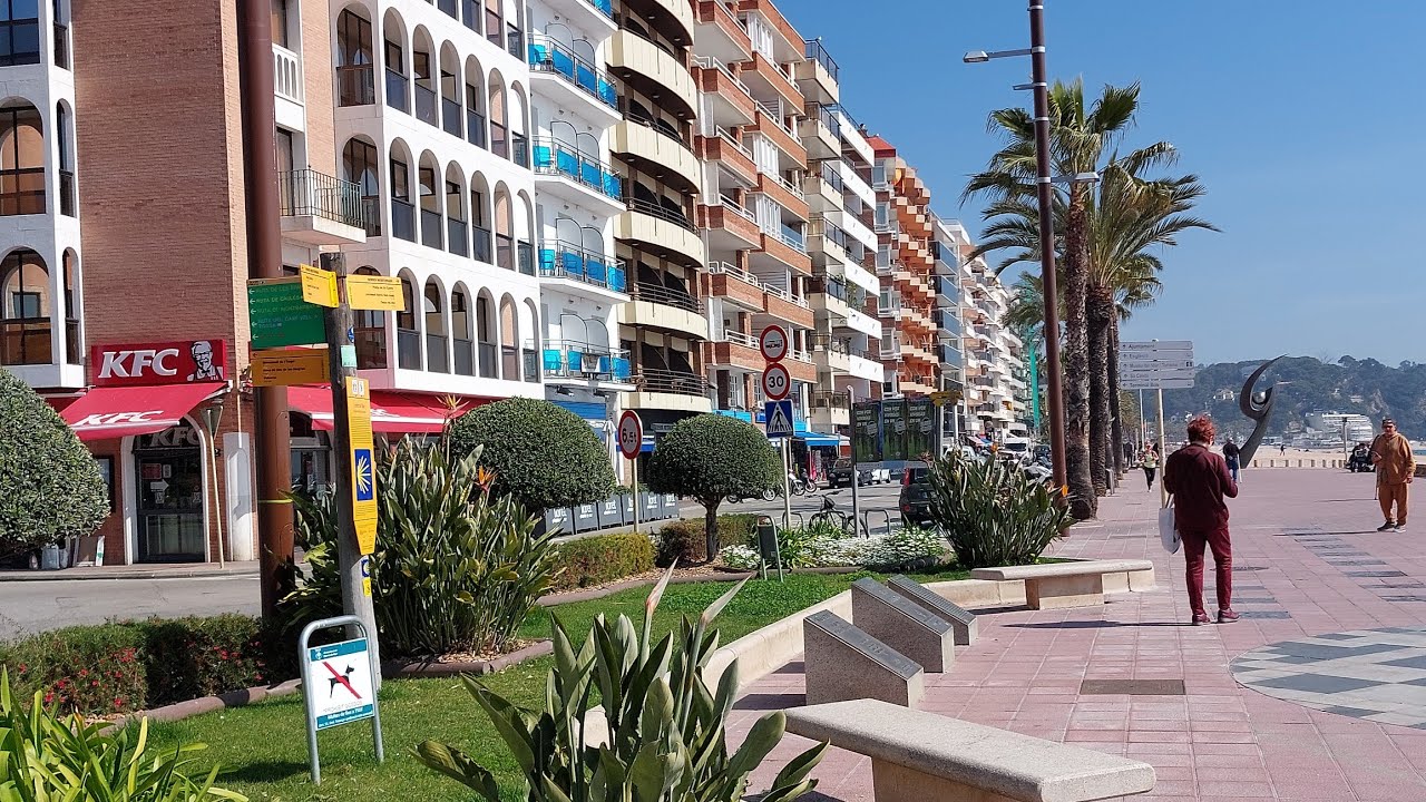 Город у моря сегодня.24.03.2023.Lloret de mar.Spain
