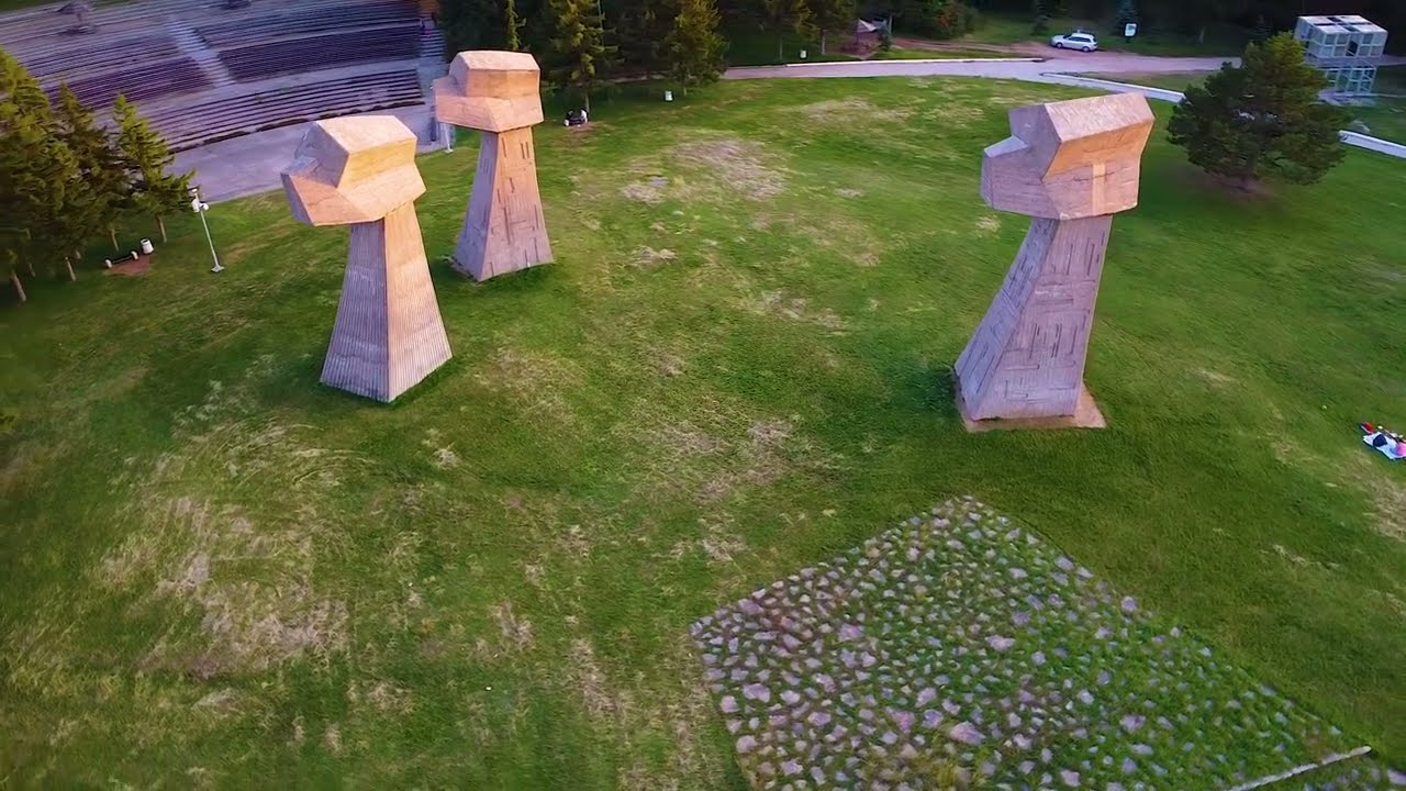 Tri Pesnice (Три Песнице, Three fists monument) - Spomen park Bubanj Srbija, Ni&scaron; 4k Drone Video