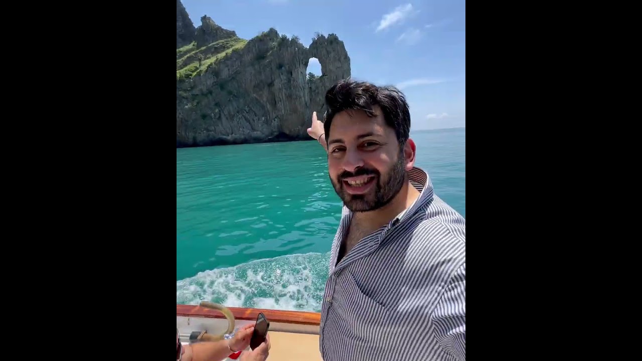 Ho fatto un tour lungo la costa di Palinuro. Alla fine del video entro nella Grotta Azzurra.