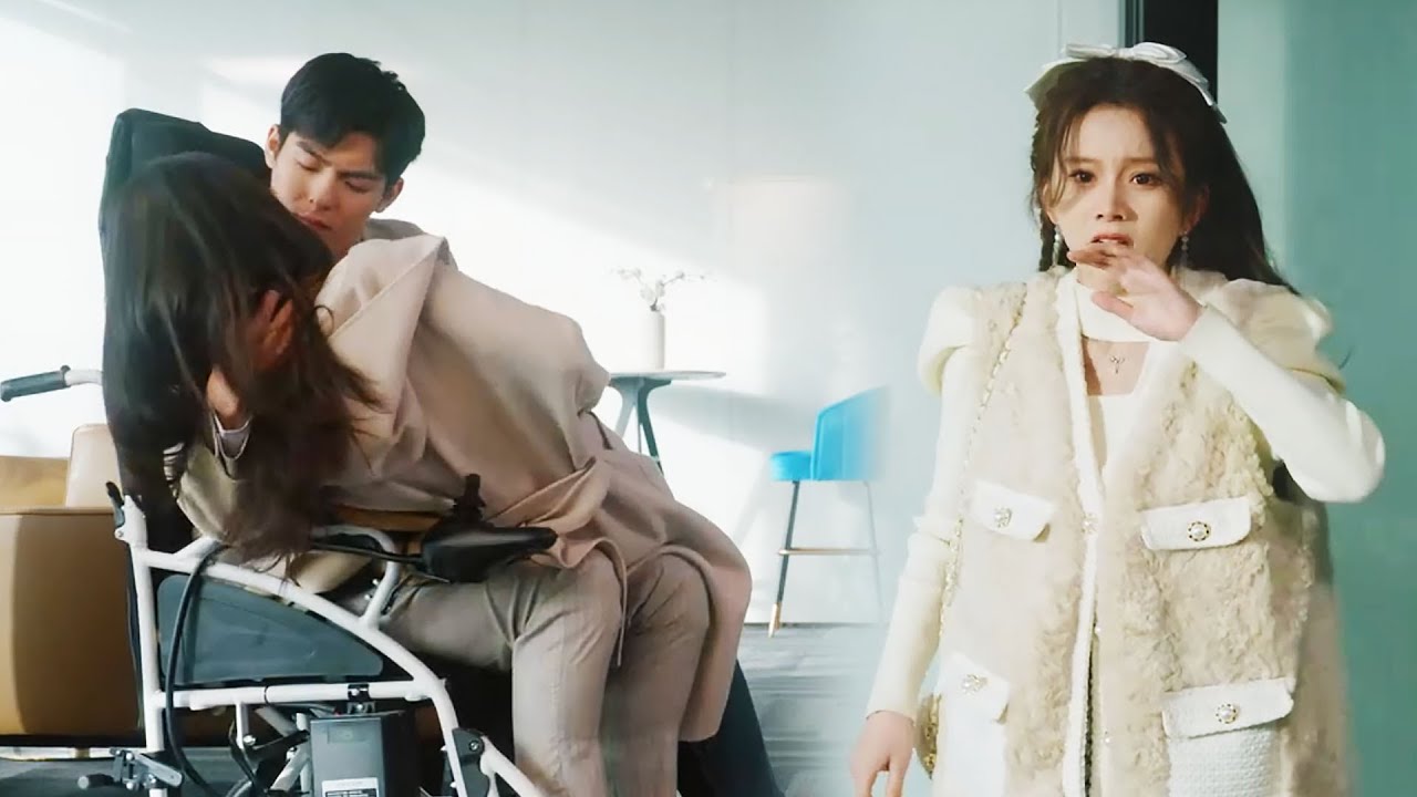 Жена вошла в дверь и увидела, как муж держит в объятиях незнакомую женщину.