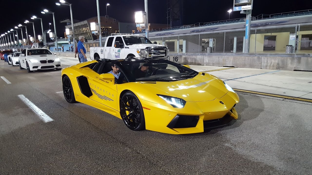 Lamborghini VS Bugatti VS Porsche 918 VS Pagani Huayra RACING at Halloween Supercar RUN 2016