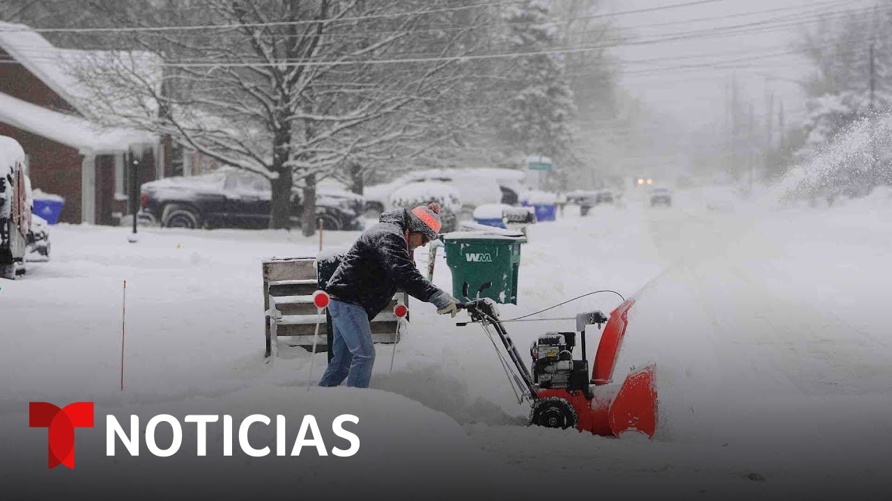 La nieve de la primera tormenta del invierno causa estragos en el país | Noticias Telemundo
