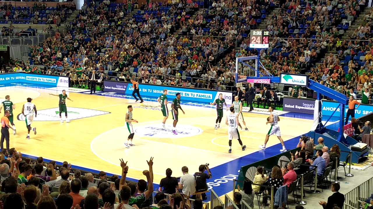 Triplazo de A. Wazcynski de Unicaja M&aacute;laga al Betis (Sevilla).