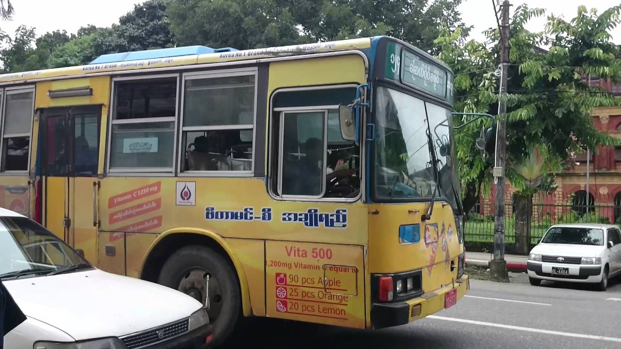 ヤンゴン路線バスの車掌？呼び込み