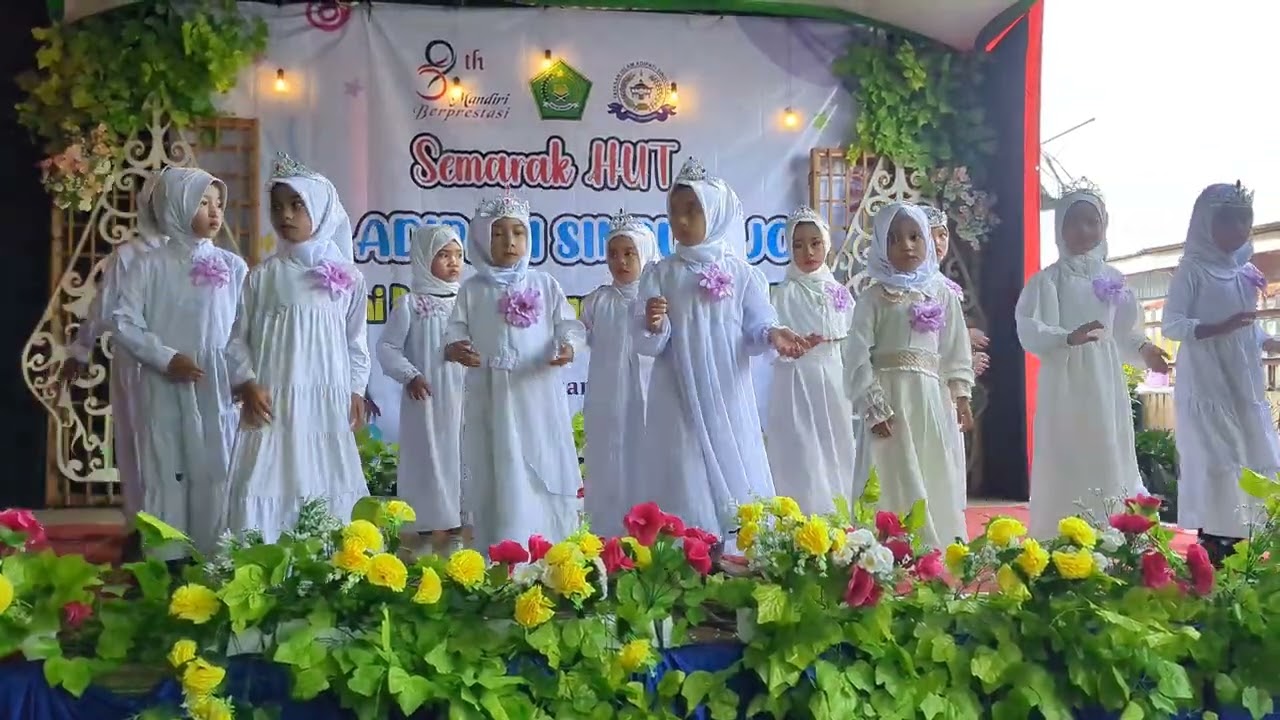 Penampilan kelas 1B dalam rangka Semarak HUT MI Adipati Sindurejo ke 59