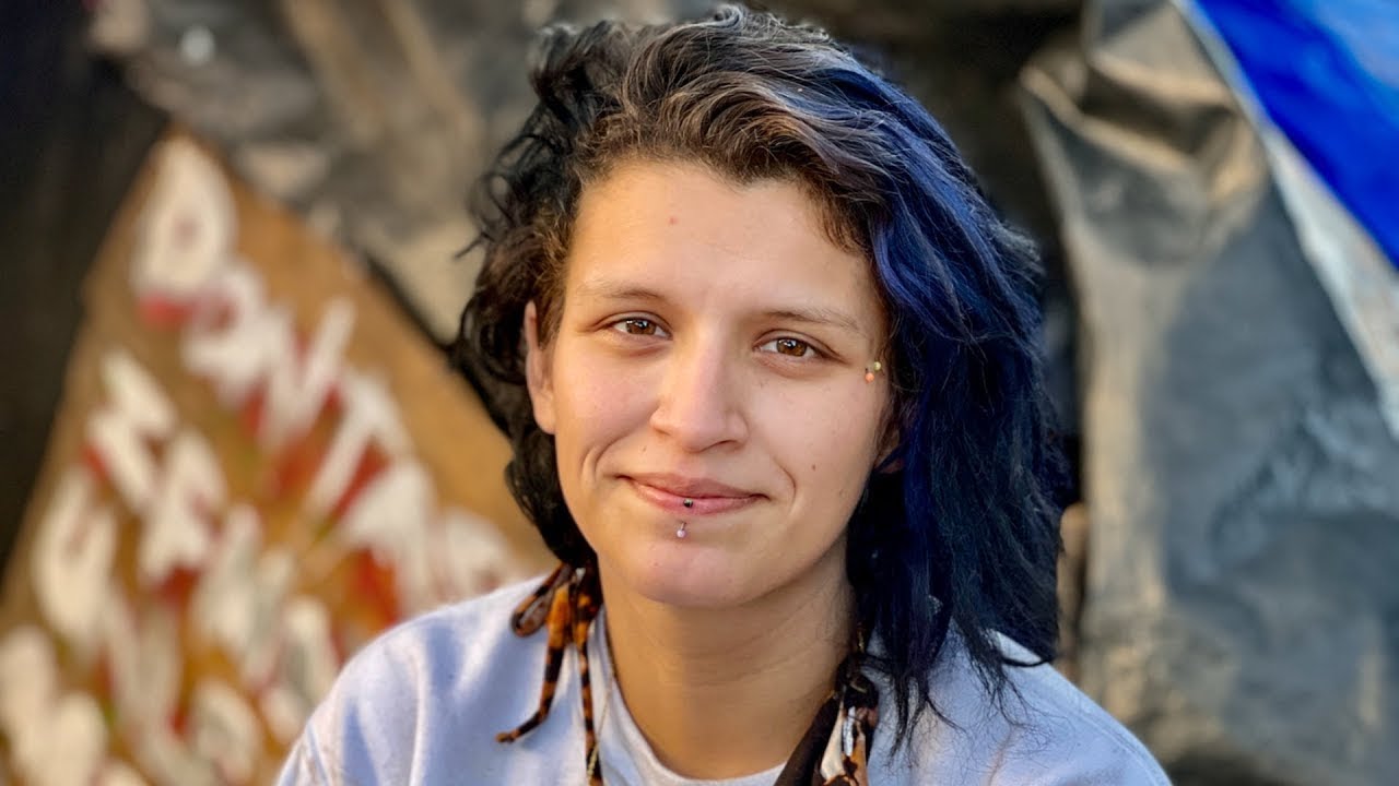 Молодая бездомная женщина, живущая на обочине шоссе 101 в Лос-Анджелесе