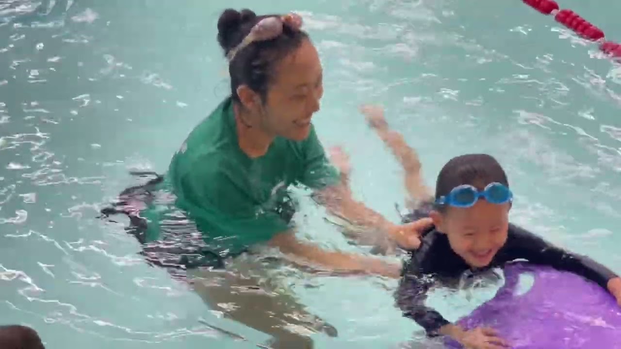 妹妹游泳练习，已经初步学会换气了