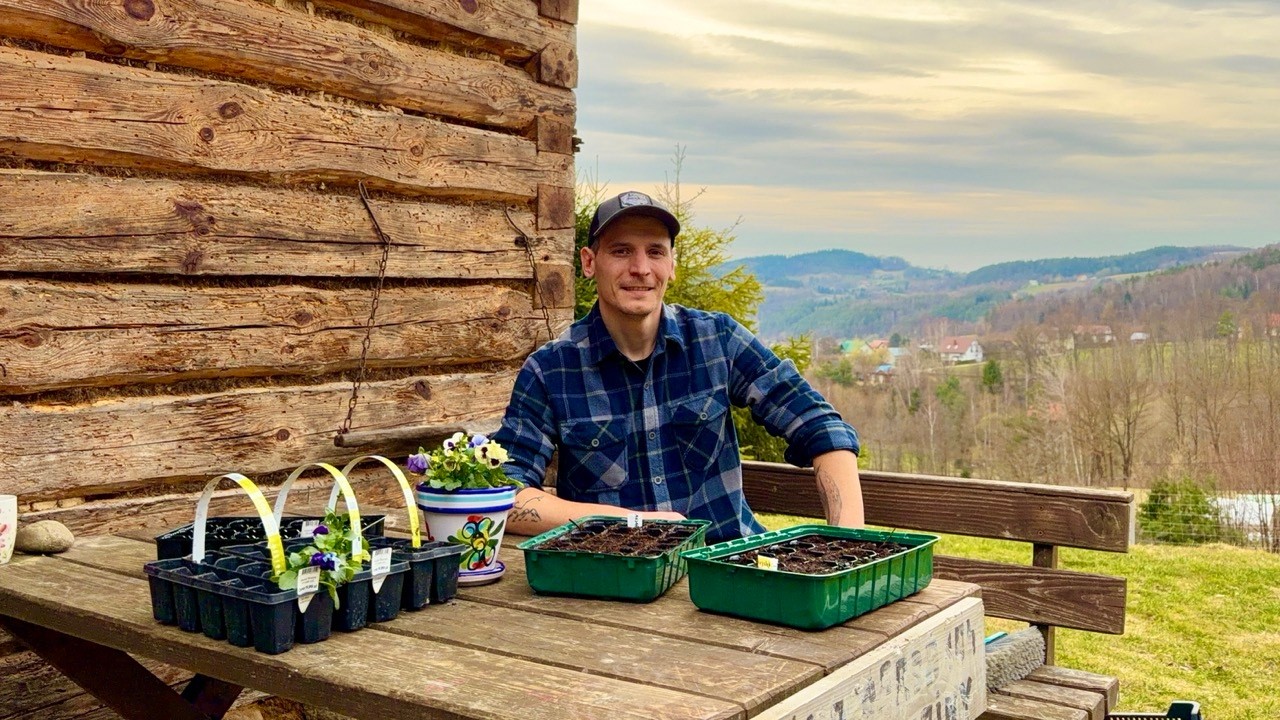 Wiosenny wysiew i prace w ogrodzie! Ogr&oacute;d przy 100 letniej drewnianej chacie.
