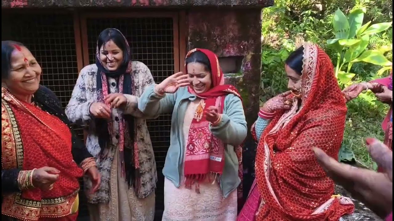 कुमाऊनी शादी की एक अनोखी परम्परा// जरूर देखें और कॉमेंट करें क्या आपके वहां ये होता है?