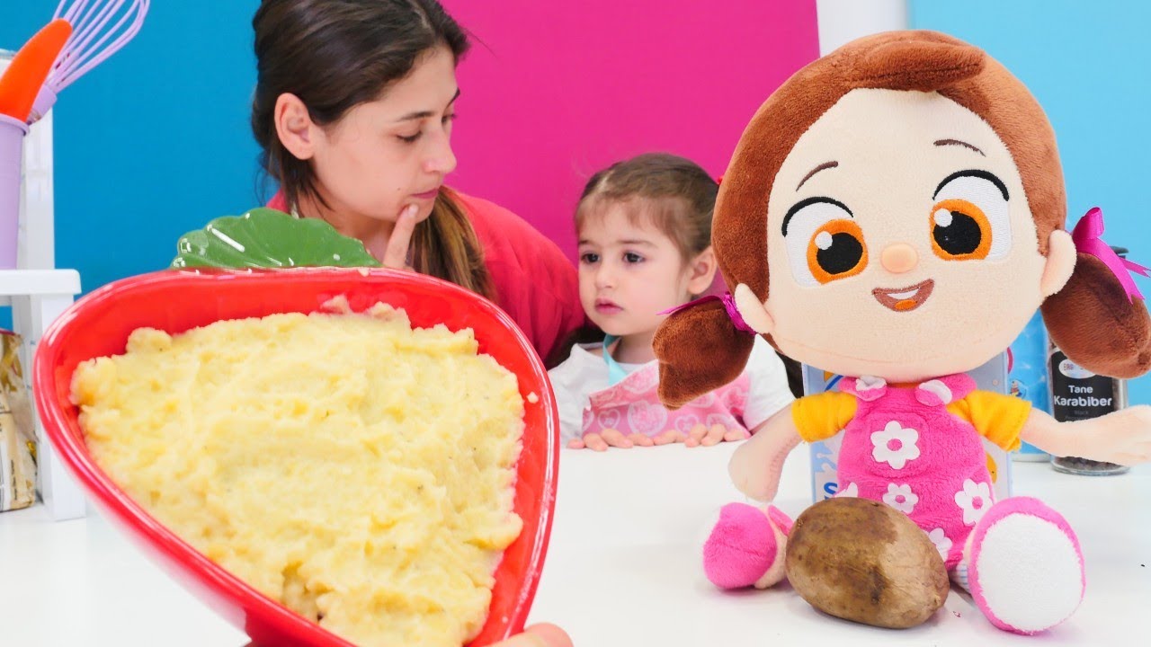 Kız oyunları! Ayşe ve Defne, Niloya için patates püresi yapıyor! Çocuklarla yemek yapma