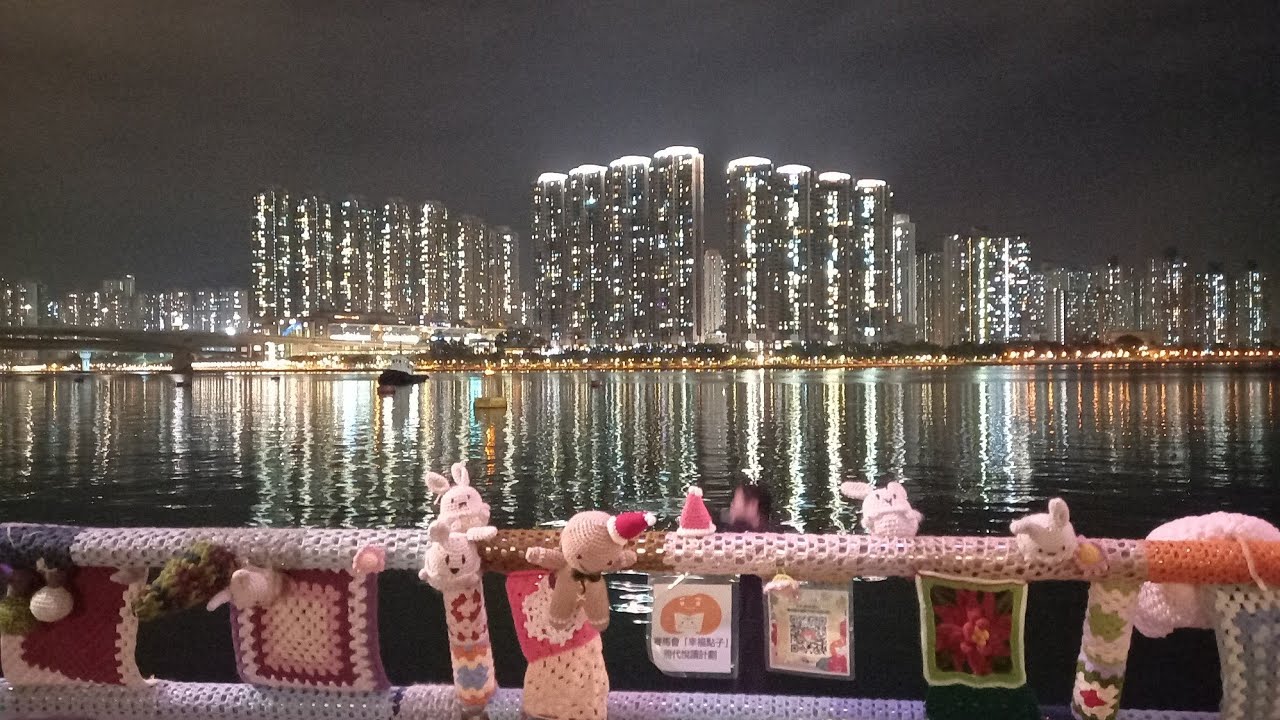 Suasana malam hari di sekitar pelabuan. Hongkong.
