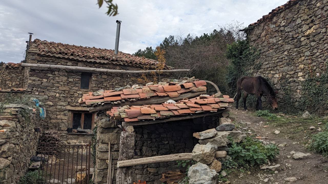 CONSTRUYEN su HOGAR en un PUEBLO ABANDONADO