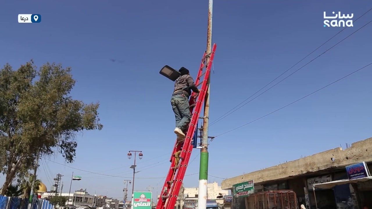 تركيب أحهزة إنارة جديدة في شوارع بلدة المزيريب بريف درعا بالتعاون مع المجتمع المحلي