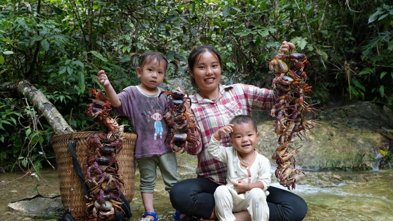 Rainy day with my little daughter into the forest to catch giant crabs to boil for her to eat