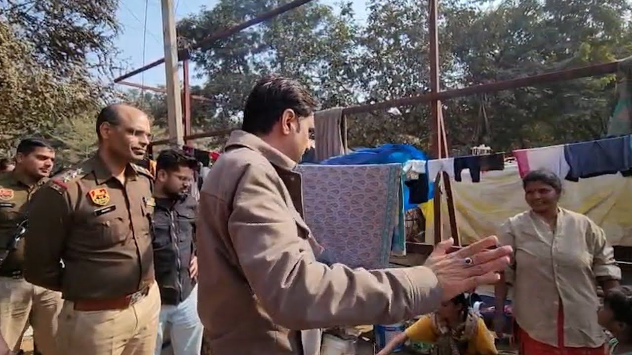 चेतावनी को नजर अंदाज करने पर गरमाए बाठ, देखते ही देखते बुलडोजरों ने 100 झुग्गियों को किया जमींदोज