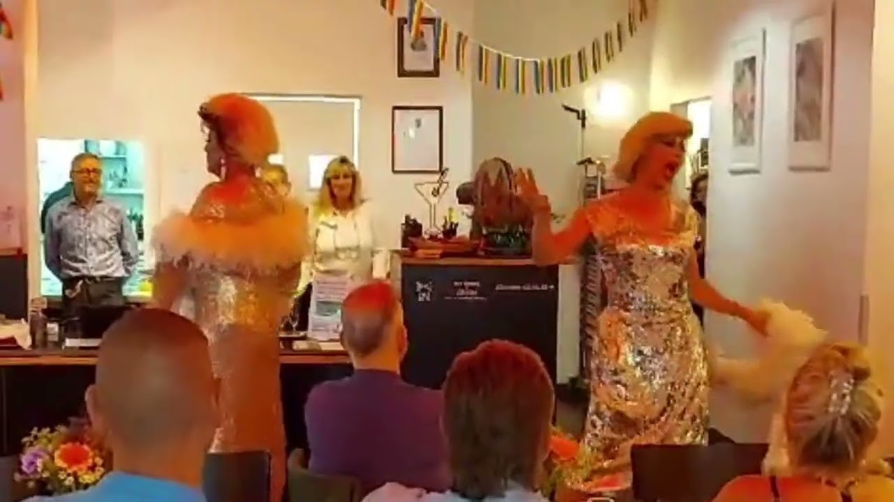 Gaby Tupper & Cathrinsche performen  