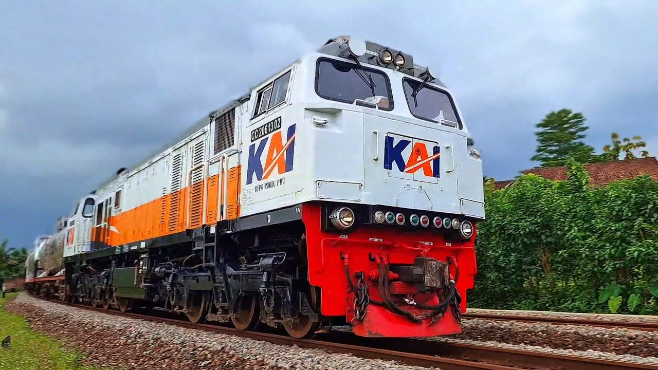 KERETA API PANJANG‼️ HUNTING 30 KERETA API NGEBUT DI PERLINTASAN MENIKUNG