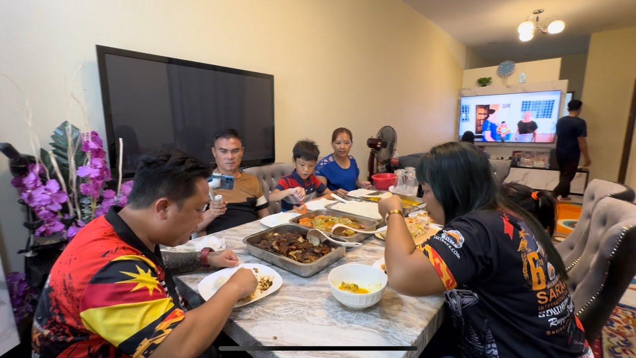 Baru Sampai Kuching Singgah Di Rumah Alip // Kami Di Hidangkan Pelbagai Menu lauk ikan…//