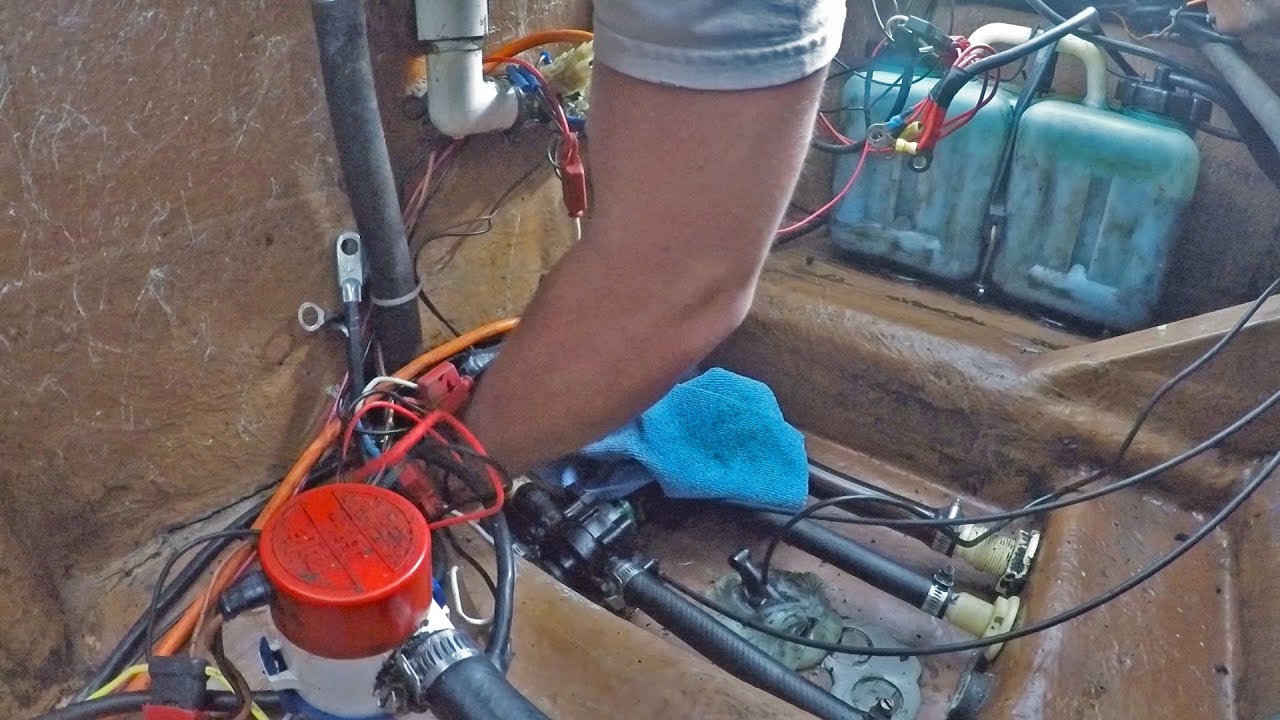 День обслуживания лодки... Как установить новый насос Livewell на RANGER 363v