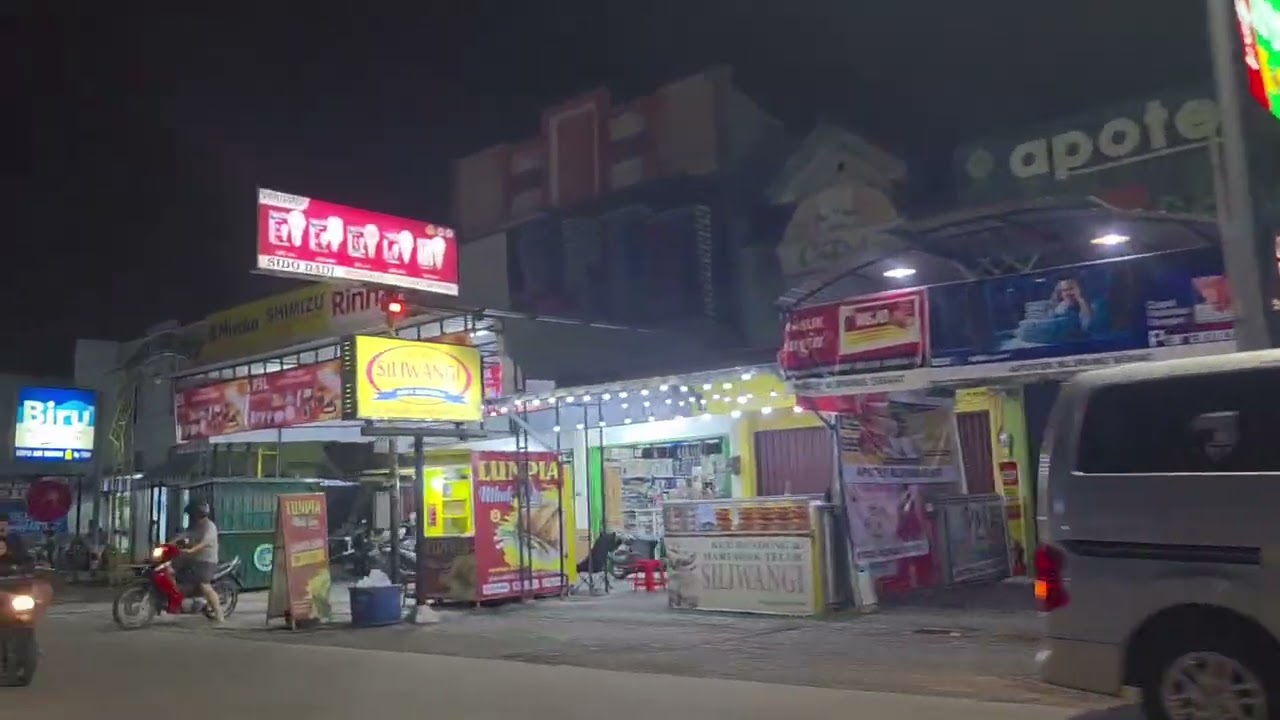 Traveling sambil melihat penggerak ekonomi melalui kaki lima di malam hari