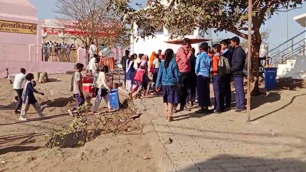 Bavasir ke upar per Mandir hai