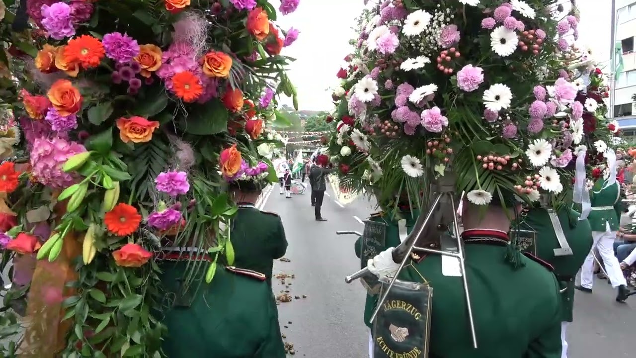 Schützenfest Mai 2024. Die große Blumen-und Fahnenparade auf der Neusser-Furth