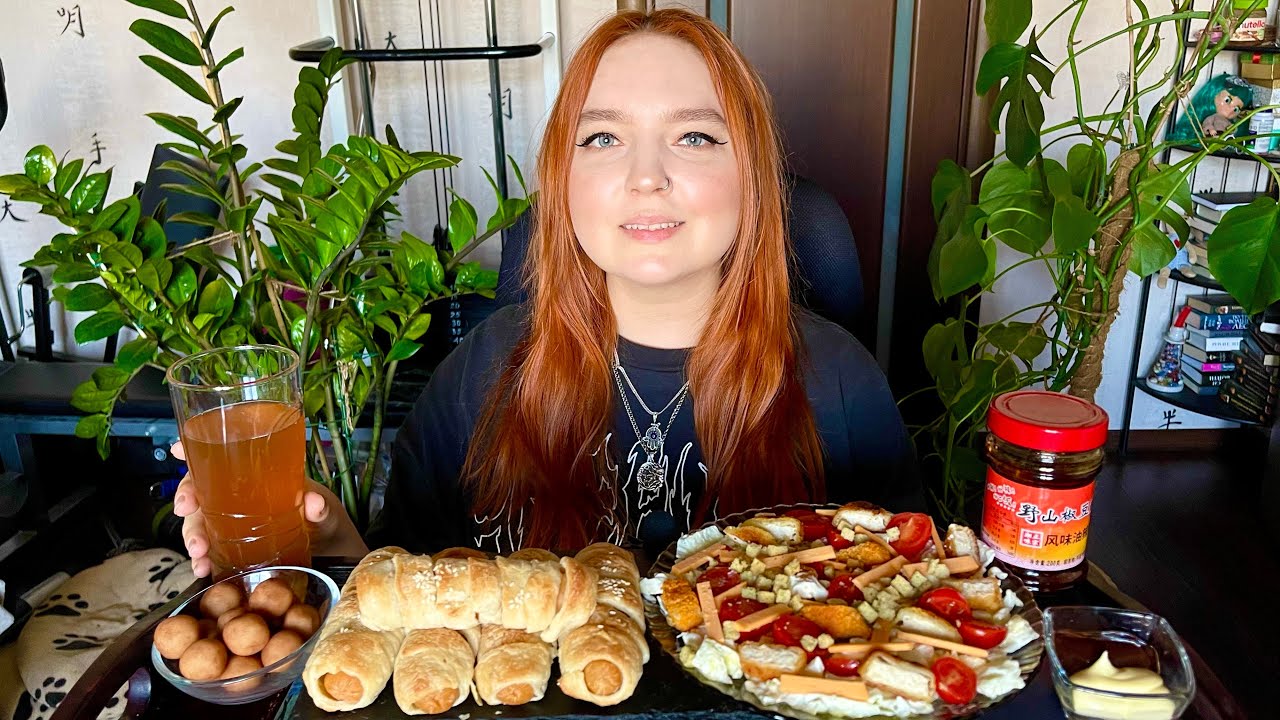 МУКБАНГ | Цезарь, сосиски в тесте, марципан | Mukbang | Salad, sausage in dough, marzipan 🌭