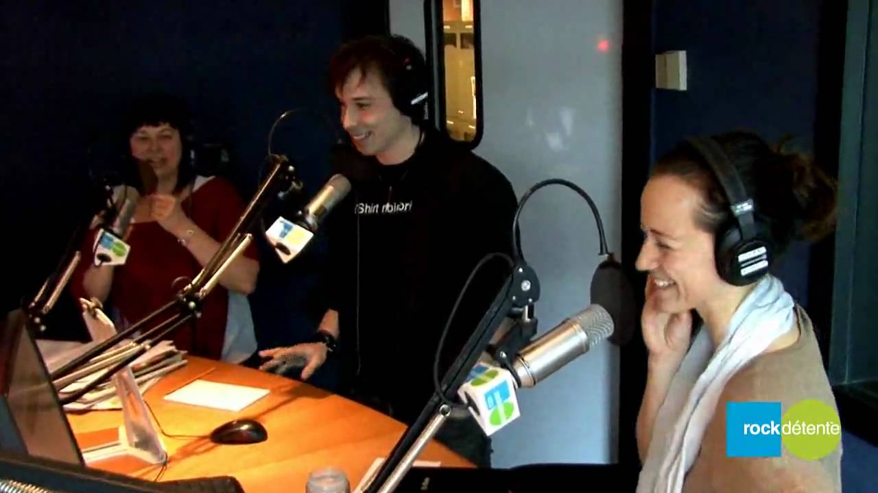 Luc Langevin fait un tour de magie à Karine Vanasse