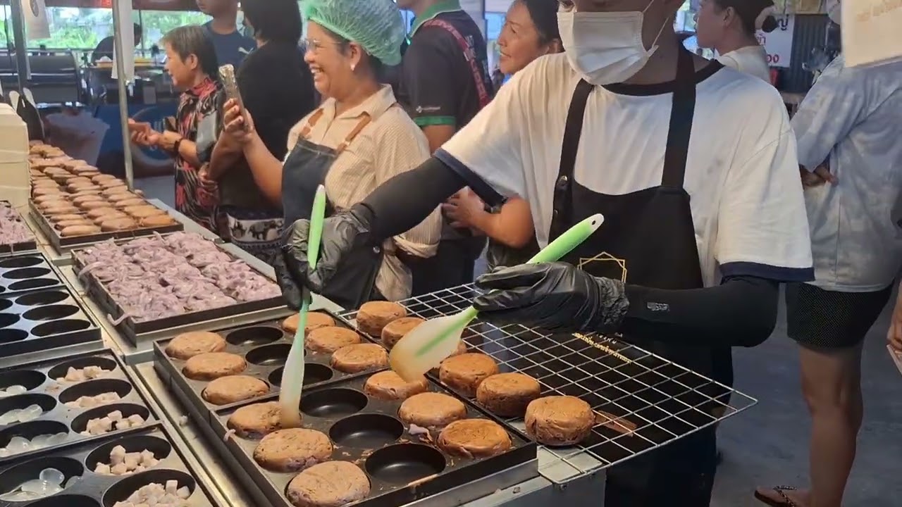 ขนมบ้าบิ่น !!มะพร้าวน้ำหอม มาขายที่ตลาด พี่ญา ร้านนี้เด็ดอร่อยมาก