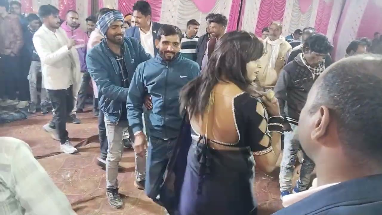 Band baaja gao me kaisa bajate hai log shaadi per.