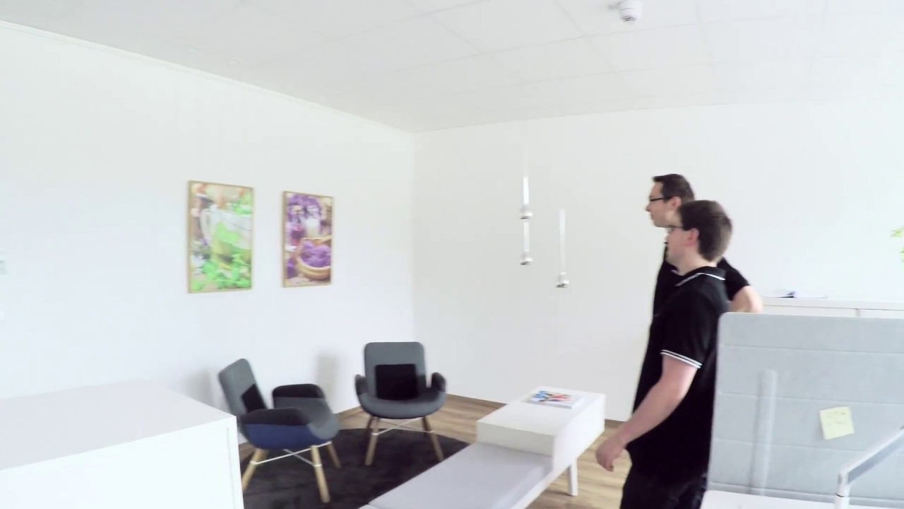 Galerieschienen montieren und Bilder flexibel aufh&auml;ngen